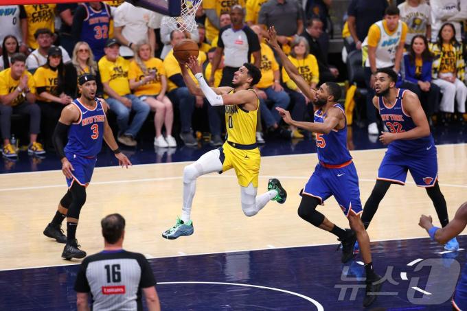 인디애나 페이서스의 타이리스 할리버튼(0번)은 28일(한국시간) 열린 뉴욕 닉스와의 2024-25 NBA 플레이오프 동부 콘퍼런스 결승 4차전에서 32점 12리바운드 15어시스트 4스틸로 맹활약하며 팀의 130-121 승리를 이끌었다. ⓒ AFP=뉴스1