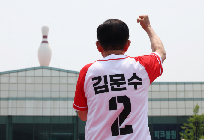 김문수 국민의힘 대선 후보가 28일 오후 부산 유세를 진행했다. 사진은 이날 경남 김해 유세를 펼친 김 후보. /사진=뉴시스