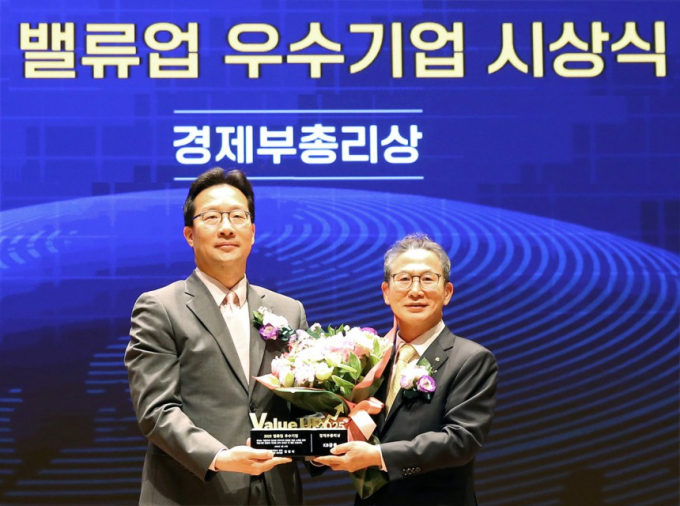 양종희(오른쪽) KB금융그룹 회장과 김범석 기획재정부 장관 직무대행 제1차관이 지난 27일 서울 여의도 한국거래소에서 열린 밸류업 우수기업 시상식에서 기념촬영을 하고 있다./사진=KB금융그룹