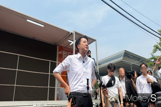 이준석 후보는 28일 여의도 유세 직후  브리핑에서 비유 논란에 대해 입을 열었다. /사진=김서연 기자