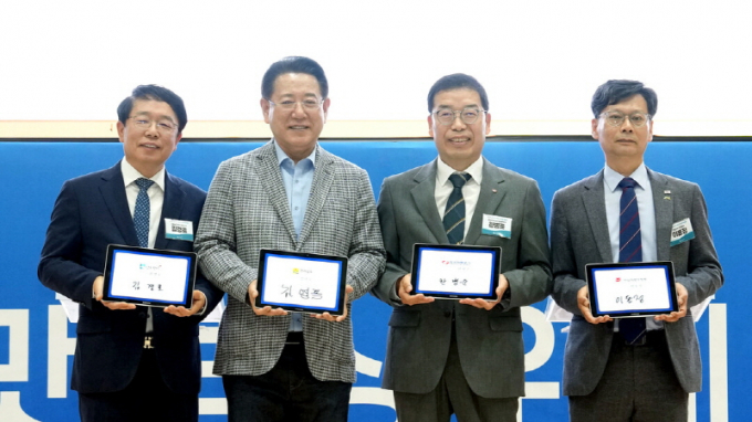김영록 전남도지사(왼쪽 두번째)가 28일 순천만생태문화교육원에서 열린 '2025 남도장터 로컬 우수상품 품평회' 행사에서 전남도-한국전력-전남우정청-남도장터의 기관 상호발전과 지역경제 활성화를 위한 MOU 체결을 하고 있다./사진=전남도  