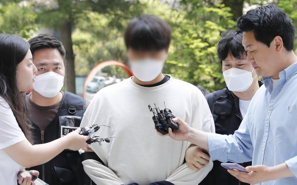 모텔에서 마약을 투약한 혐의를 받는 반페미니즘 단체 신남성연대 30대 간부의 구속영장이 법원에서 기각됐다. 사진은 마약류 관리에 관한 법률 위반(향정) 혐의로 구속영장이 청구된 신남성연대 30대 간부 모습. /사진=뉴시스