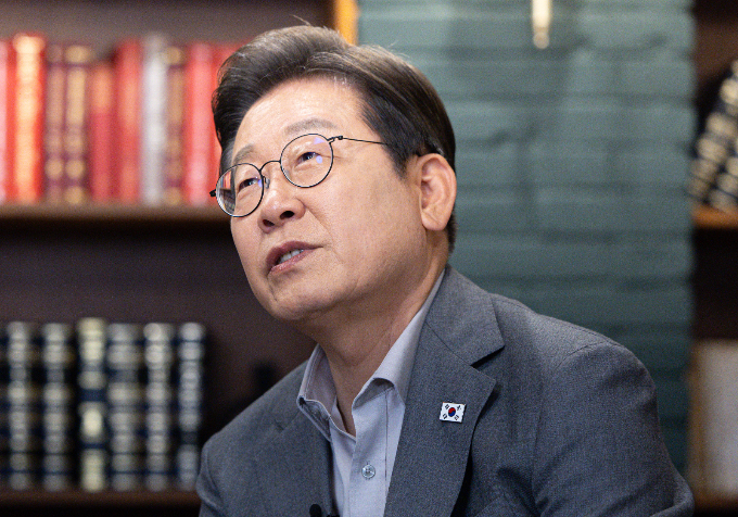 이재명 더불어민주당 대선 후보가 28일 여성가족부를 성평등가족부로 확대, 개편한다고 밝혔다. 사진은 이날 오후 서울 강남구의 한 스튜디오에서 열린 <K-이니셔TV> '1400만 개미와 한배 탔어요' 유튜브 라이브 방송 중인 이 후보. /사진=뉴스1