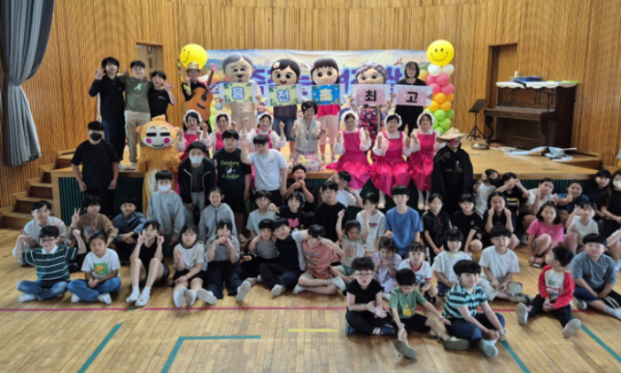 여주시가 지난 27일 여주흥천초등학교에서 아이들과 함께 어우러지는 ‘춤추는 여주쌀’ 공연을 진행한 후 기념촬영을 하고 있다. /사진제공=여주시