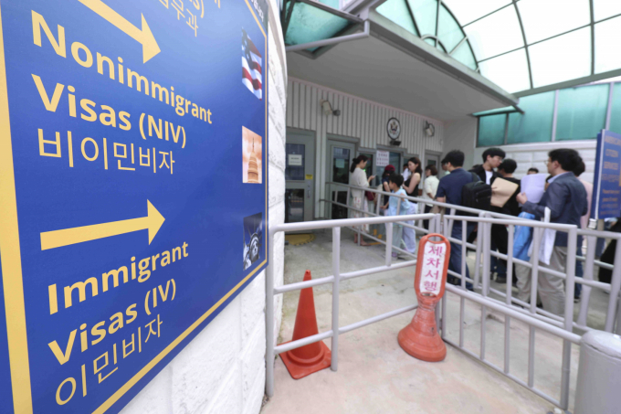 주한 미국대사관이 유학 신청 비자를 위한 인터뷰 진행을 잠정 중단했다. 사진은 28일 서울 종로구 주한 미국대사관 앞에 시민들이 미국 비자심사를 받기 위해 줄 서 있는 모습. /사진=뉴시스