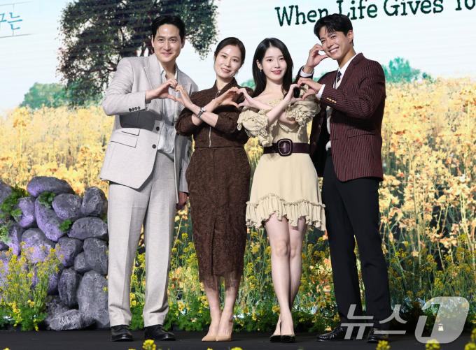 '폭싹 속았수다' 주연 배우들. 왼쪽부터 박해준, 문소리, 아이유, 박보검 / 뉴스1 ⓒ News1 권현진 기자