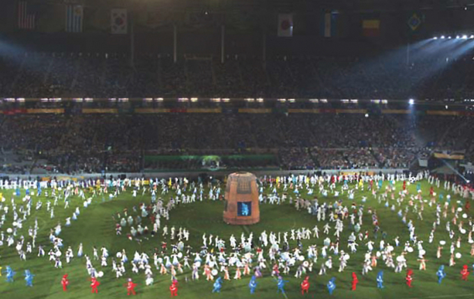 지구촌 최대 축제 '2002년 FIFA 월드컵'이 5월31일 아시아의강호 한국과 일본에서 역사적인 첫발을 내딛었다. 사진은 2002년 한일월드컵 개막식 행사 모습. /사진=국가기록원 