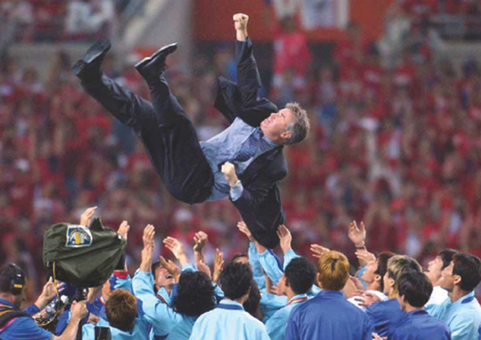 지구촌 최대 축제 '2002년 FIFA 월드컵'이 5월31일 아시아의강호 한국과 일본에서 역사적인 첫발을 내딛었다. 사진은 2002년 한일월드컵 당시 대한민국VS튀르키예(당시 터키) 3-4위전 시합 종료 후 축구 국가대표팀 선수들이 거스 히딩크 감독을 헹가레 하는 모습. /사진=국가기록원 