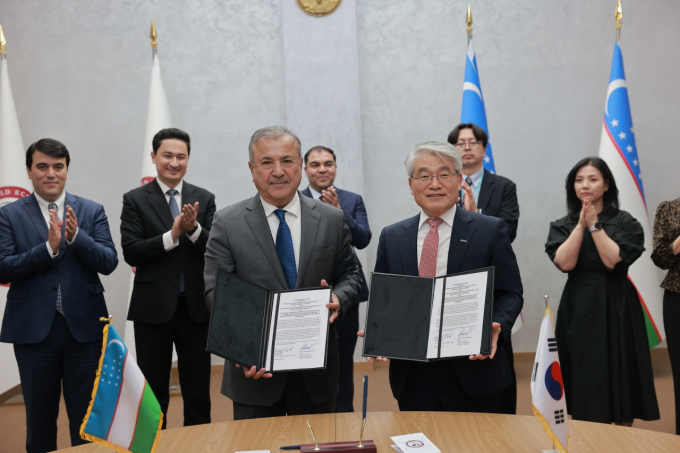 지난 20일(현지시각) 우즈베키스탄 수도 타슈켄트에 위치한 세계경제외교대학에서 홍석화 코이카 지역사업II 본부 이사(오른쪽)와 사파예프 소딕 세계경제외교대학 총장(왼쪽)이 ‘우즈베키스탄 세계경제외교대학(UWED) 사이버대학 설립을 위한 온라인 교육 제도 구축 및 환경 조성 사업’에 대한 협의의사록을 체결한 후 기념사진을 촬영하고 있다. /사진=코이카