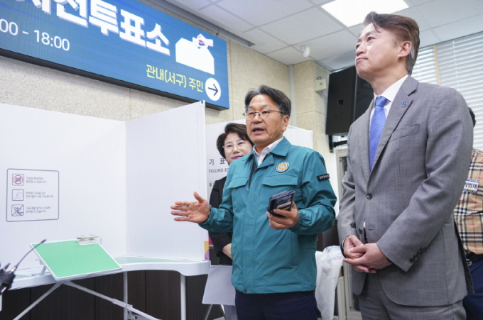 강기정 광주광역시장(왼쪽)이 28일 오전 서구 동천동 행정복지센터에 마련된 사전투표소를 찾아 김이강 서구청장(오른쪽)과 사전투표 준비상황을 점검하고 있다./사진=광주시