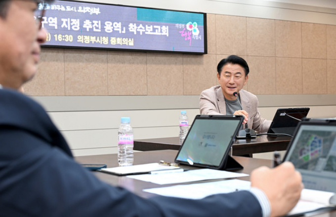 김동근 의정부시장(오른쪽)이 27일 ‘경제자유구역 지정 추진 용역 착수보고회’를 진행하고 있다. /사진제공=의정부시