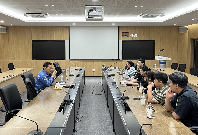 배현구(왼쪽) 포스코모빌리티솔루션 천안생산그룹장이 구동모터코아에 대해 설명했다. /사진=포스코모빌리티솔루션