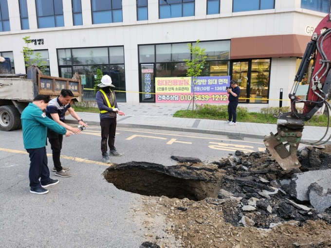 주광덕 남양주시장이 지난 27일 다산동 인근 도로에서 발생한 지반침하 사고와 관련해 긴급 복구작업을 점검하고 있다. /사진제공=남양주시 