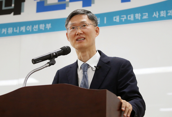 문형배 전 헌법재판소장 권한대행이 윤석열 전 대통령 탄핵심판 선고 과정에서 가장 두려웠던 것에 대해 밝혔다. 사진은 문형배 전 헌법재판소장 권한대행이 경북 경산시 대구대학교 경산캠퍼스에서 '헌법과 민주주의'를 주제로 특강하는 모습. /사진=뉴스1