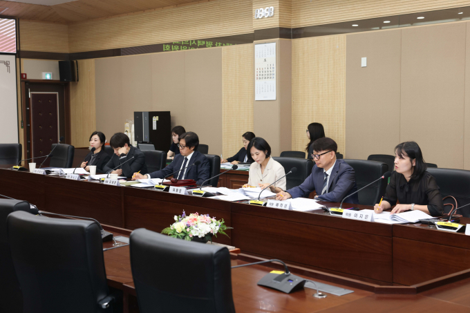 평택시의회는 28일 2025년 의원 정책연구 활동 제1차 심의위원회를 열고 있다. /사진제공=평택시의회   
