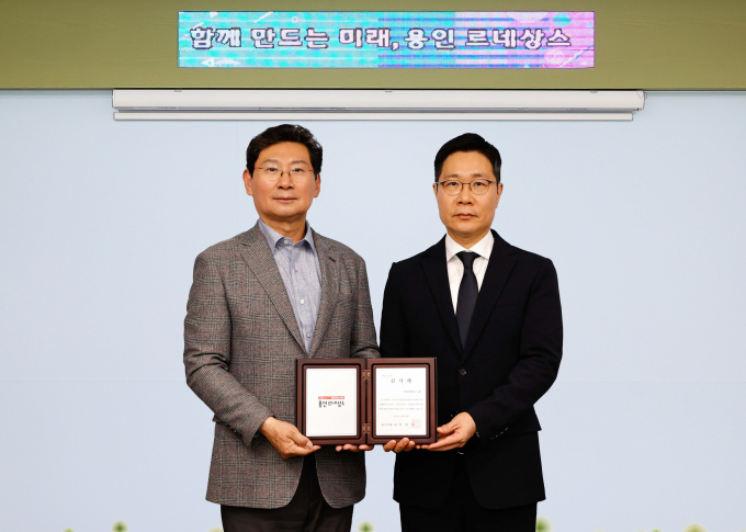 이상일 용인특례시장(왼쪽)은 28일 지역 탄소중립에 공헌한 현대백화점그룹에 감사패를 수여하고 그룹을 대표해 참석한 안병혁 상무(오른쪽)와 기념촬영을 하고 있다. /사진제공=용인특례시
