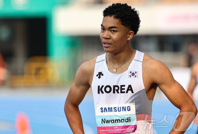 나마디 조엘진(예천군청)이 28일 경북 구미시민운동장에서 열린 '2025 구미아시아육상경기선수권대회' 남자 100m 준결승에 경기를 마치고 기록 확인 후 아쉬워하고 있다. 2025.5.28/뉴스1 ⓒ News1 김도우 기자