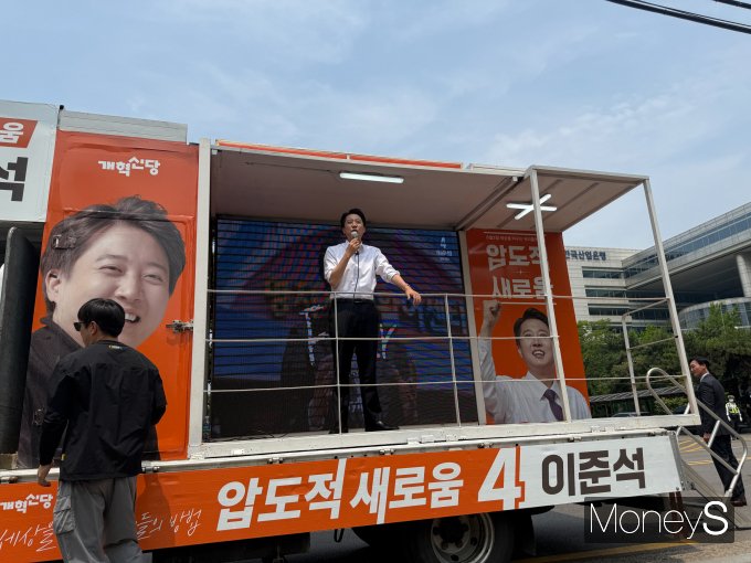 이준석 개혁신당 대선 후보가 28일 오전 11시45분 점심시간에 맞춰 여의도 공원을 산책하는 유세를 했다. /사진=김서연 기자 