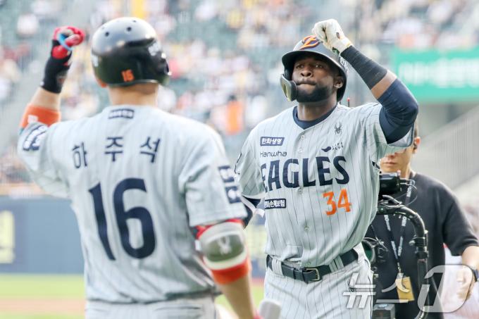 28일 오후 서울 송파구 잠실야구장에서 열린 프로야구 '2025 신한 SOL뱅크 KBO 리그' 한화 이글스와 LG 트윈스의 경기에서 1회초 무사 주자 없는 상황에서 한화 플로리얼이 솔로홈런을 친 뒤 더그아웃으로 향하며 하주석과 기쁨을 나누고 있다. 2025.5.28/뉴스1 ⓒ News1 민경석 기자