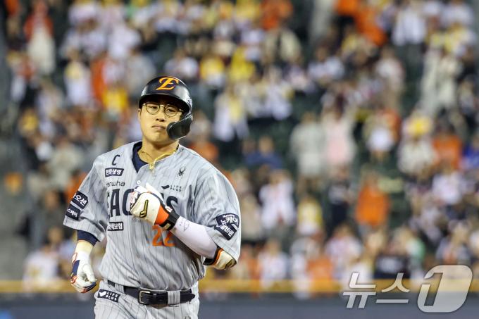 28일 오후 서울 송파구 잠실야구장에서 열린 프로야구 '2025 신한 SOL뱅크 KBO 리그' 한화 이글스와 LG 트윈스의 경기 연장 11회초 2사 주자 1루 상황에서 한화 채은성이 역전 투런홈런을 친 뒤 홈으로 향하고 있다. 2025.5.28/뉴스1 ⓒ News1 민경석 기자