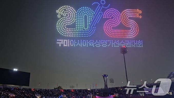 27일 열린 아시아육상경기선수권대회 개막식에서 1000대의 드론이 '2025 아시아육상경기선수권대회'를 수놓고 있다. 2025.5.27/뉴스1 ⓒ News1 정우용 기자