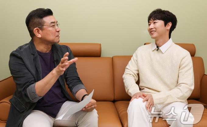 정덕현 대중문화평론가(왼쪽)와 그룹 H.O.T. 출신 가수 장우혁 / 뉴스1 ⓒ News1 허경 기자