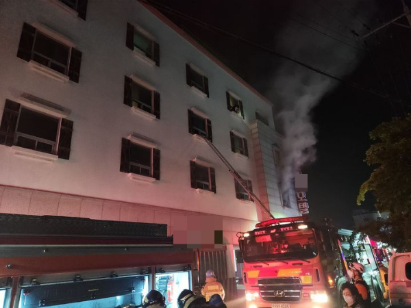 충남 서산시 동문동의 한 모텔에서 불이 나 21명의 사상자가 나왔다. 사진은 지난 28일 밤 9시33분쯤 충남 서산 동문동 한 모텔 2층에서 발생한 화재로 연기가 밖으로 나오고 있는 모습. /사진=뉴스1(독자 제공) 
