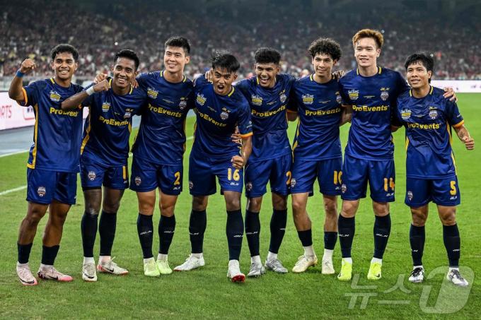 맨유를 꺾은 뒤 기뻐하는 동남아 올스타 ⓒ AFP=뉴스1