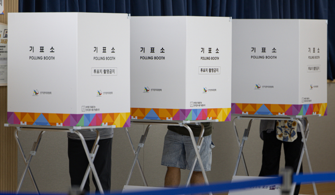 제21대 대통령선거 사전투표 첫날인 29일 오전 경기도 화성시 신동 동탄9동 행정복지센터에 마련된 사전투표소를 찾은 유권자들이 소중한 한 표를 행사하고 있다. / 사진=뉴스1 이재명 기자 