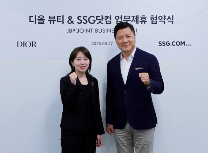 SSG닷컴이 '크리스챤 디올 뷰티 코리아'와 전략적 파트너십을 위한 업무 협약을 체결하고 프리미엄 뷰티 강화에 나섰다. 최훈학 SSG닷컴 대표이사(오른쪽)와 김백남 크리스챤 디올 뷰티 코리아 지사장이 업무협약 체결 후 기념사진을 촬영하고 있다. /사진=SSG닷컴