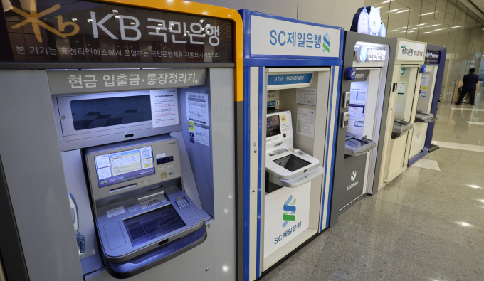 서울의 한 건물에 설치된 국내 은행의 ATM 기계가 보이고 있다. /사진-뉴시스