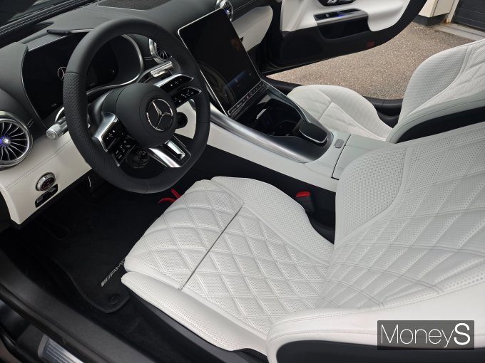 마누팍 투어 색상이 적용된 AMG GT 55 4MATIC+ 론치 에디션의 실내 모습./사진=김이재 기자