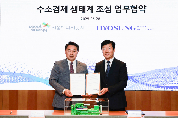 효성중공업이 서울에너지공사와 수소경제 생태계 조성을 위한 업무협약을 체결하고 기념사진을 촬영했다. 우태희 효성중공업 대표(오른쪽부터)와 황보연 서울에너지공사 사장. /사진=효성중공업