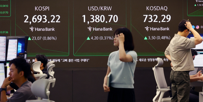 29일 오전 서울 중구 하나은행 딜링룸에서 딜러들이 업무를 하고 있다./사진=뉴시스 