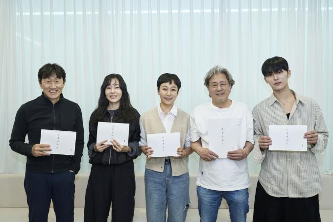 (왼쪽부터) 허준호, 김윤진, 진경, 최민식, 최현욱 / 사진제공=넷플릭스
