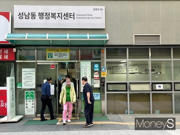 제21대 대통령 선거 사전투표소가 첫날부터 북적이고 있다. 사진은 경기 성남시 성남동 행정복지센터에 위치한 사전투표소. /사진=김혜원 기자