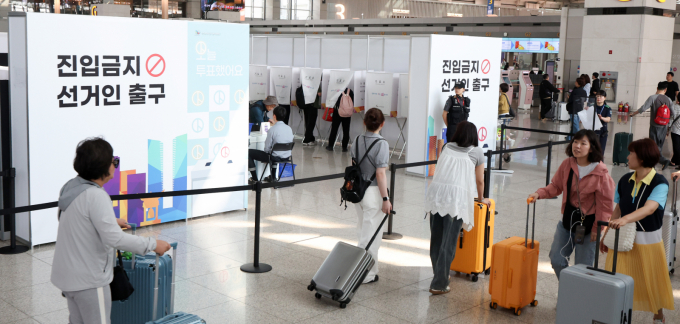 제21대 대통령 선거 사전투표 첫날인 29일 인천국제공항 제1여객터미널 G체크인카운터 앞에 설치된 인천공항 사전투표소에서 여행을 앞둔 유권자들이 사전투표를 하고 있다. / 사진=뉴시스 김선웅 기자  