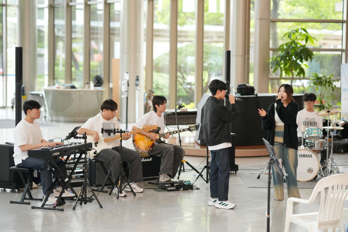 부산예빛학교 예루브 밴드의 듀엣 버스킹 모습/사진=동남권원자력의학원
