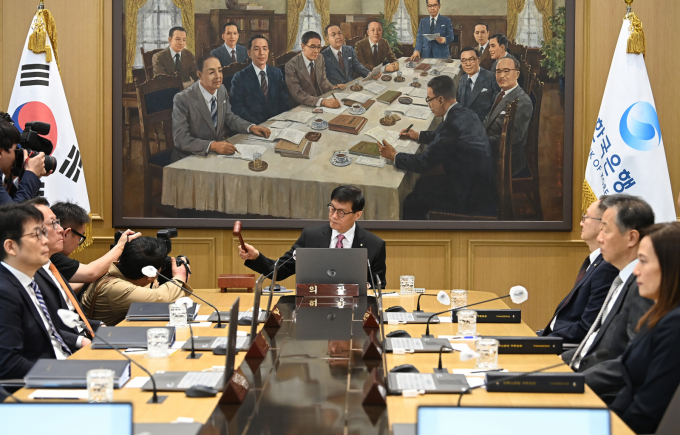 이창용 한국은행 총재가 29일 서울 중구 한국은행에서 금융통화위원회를 주재하며 의사봉을 두드리고 있다./사진=사진공동취재단 