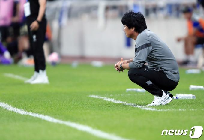 김병수 수원삼성 감독이 28일 오후 인천광역시 중구 도원동 인천축구전용경기장에서 열린 2023 하나원큐 FA컵 5라운드(8강) 인천유나이티드와 수원삼성의 경기에서 쪼그려 앉아 피치를 바라보고 있다. 2023.6.28/뉴스1 ⓒ News1 박정호 기자