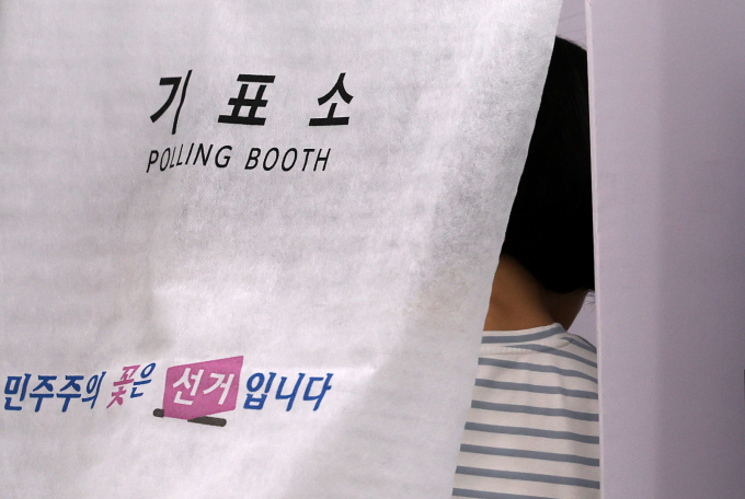 제21대 대통령선거 사전투표 첫날인 29일 대구 달성군 유가읍 행정복지센터에 마련된 사전투표소에서 한 유권자가 투표를 하고 있다. / 사진=뉴시스 이무열 기자 /사진=이무열