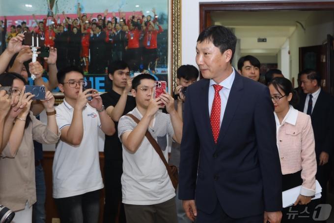 베트남 축구대표팀 사령탑으로 선임된 김상식 감독이 6일(한국시간) 하노이 베트남축구협회에서 열린 취임 기자회견에 참석하고 있다. (디제이매니지먼트 제공) 2024.5.6/뉴스1