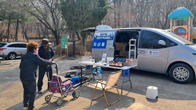  찾아가는 자전거 무상수리 서비스 시행 모습. /사진제공=평택시