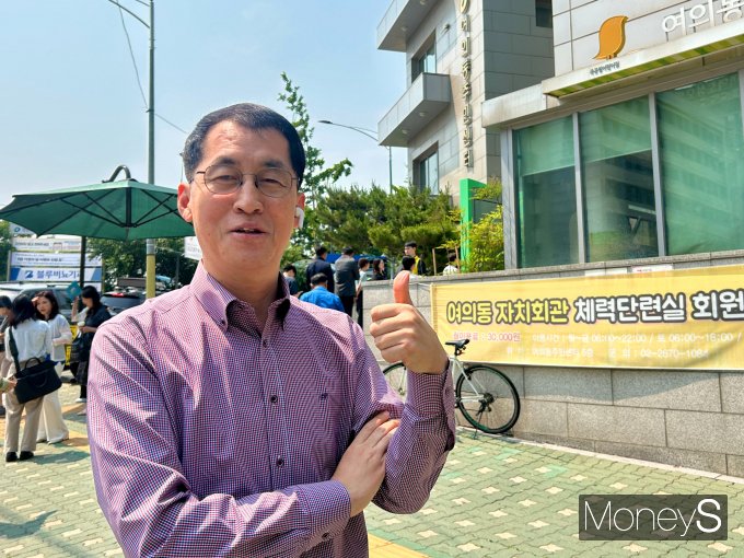 이른 시간부터 투표소를 찾은 이들의 표심에는 무너진 일상을 되돌리고 싶은 마음, 끝없이 싸우는 정치에 대한 염증, 그리고 여전히 놓을 수 없는 변화에 대한 희망이 고스란히 담겨 있었다.사진은 29일 오전, 서울 여의도 여의주민센터 앞. 택시 기사 강씨는 사전투표를 마치고 나오며 인터뷰를 진행하는 모습. /사진=김성아 기자