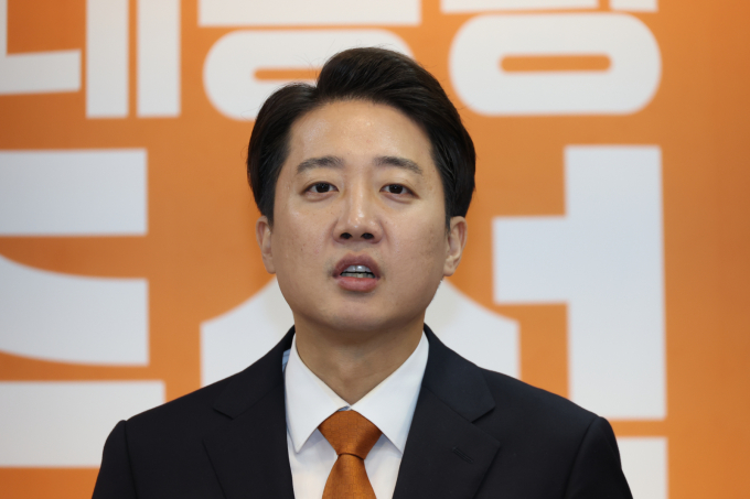 더불어민주당은 이준석 개혁신당 대선 후보가 3차 TV토론에서 이재명 민주당 대선 후보의 아들이 작성한 댓글이라고 주장하며 언급한 여성 혐오 발언과 관련해 "원래 해당 댓글은 남성을 대상으로 한 혐오 표현이었기 때문에 이준석 후보의 발언은 허위"라고 반박했다. 사진은 이준석 개혁신당 대통령 후보가 29일 오전 서울 여의도 국회에서 TV토론 당시 여성 신체 부위 언급에 대한 사과와 이재명 더불어민주당 후보 아들 의혹 관련 긴급 기자회견을 하고 있는 모습. /사진=뉴스1