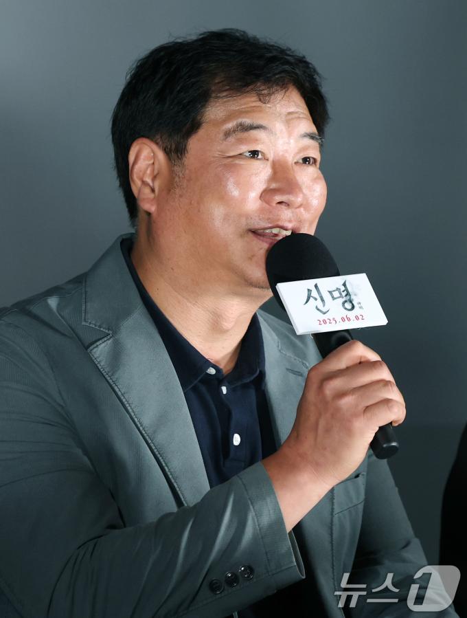 배우 주성환이 29일 서울 용산구 CGV용산아이파크몰에서 열린 영화 ‘신명’(감독 김남균) 제작보고회에 참석해 인사말을 하고 있다. '신명'은 신비로운 힘을 이용해 권력을 쥐려는 한 여인 윤지희(김규리 분)와 숨겨진 거대한 진실을 파헤치는 저널리스트 정현수(안내상 분)의 치열한 싸움 그리고 은밀한 음모, 주술과 정치의 결탁을 파헤치는 충격적인 스토리를 담아낸 작품이다. 2025.5.29/뉴스1 ⓒ News1 권현진 기자