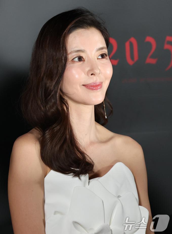 배우 김규리가 29일 서울 용산구 CGV용산아이파크몰에서 열린 영화 ‘신명’(감독 김남균) 제작보고회에 참석해 미소를 짓고 있다. '신명'은 신비로운 힘을 이용해 권력을 쥐려는 한 여인 윤지희(김규리 분)와 숨겨진 거대한 진실을 파헤치는 저널리스트 정현수(안내상 분)의 치열한 싸움 그리고 은밀한 음모, 주술과 정치의 결탁을 파헤치는 충격적인 스토리를 담아낸 작품이다. 2025.5.29/뉴스1 ⓒ News1 권현진 기자