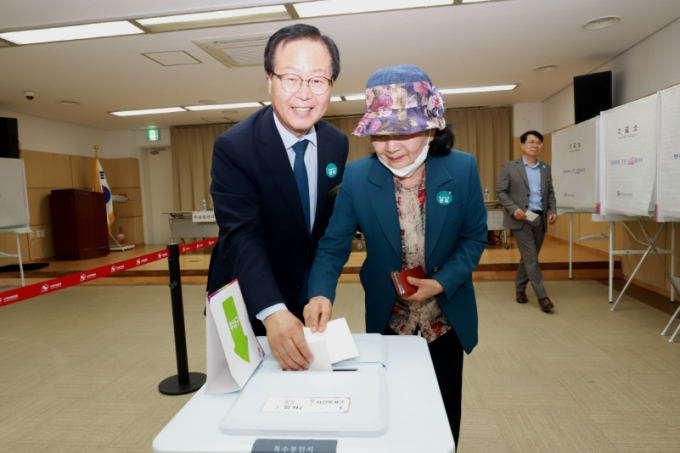 유희태 완주군수가 사전투표 첫날인 29일 오전 8시 봉동읍 행정복지센터에  설치된 사전투표소에서 투표를 하고 있다./사진=완주군