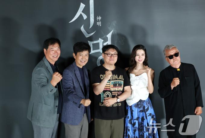 배우 주성환(왼쪽부터)과 안내상, 김남균 감독, 김규리, 명계남이 29일 서울 용산구 CGV용산아이파크몰에서 열린 영화 ‘신명’ 제작보고회에 참석해 포즈를 취하고 있다. '신명'은 신비로운 힘을 이용해 권력을 쥐려는 한 여인 윤지희(김규리 분)와 숨겨진 거대한 진실을 파헤치는 저널리스트 정현수(안내상 분)의 치열한 싸움 그리고 은밀한 음모, 주술과 정치의 결탁을 파헤치는 충격적인 스토리를 담아낸 작품이다. ⓒ News1 권현진 기자