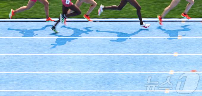 29일 경북 구미시민운동장에서 열린 '2025 구미아시아육상경기선수권대회' 여자 10000m 경기에서 선수들이 힘차게 달리고 있다. 2025.5.29/뉴스1 ⓒ News1 김도우 기자